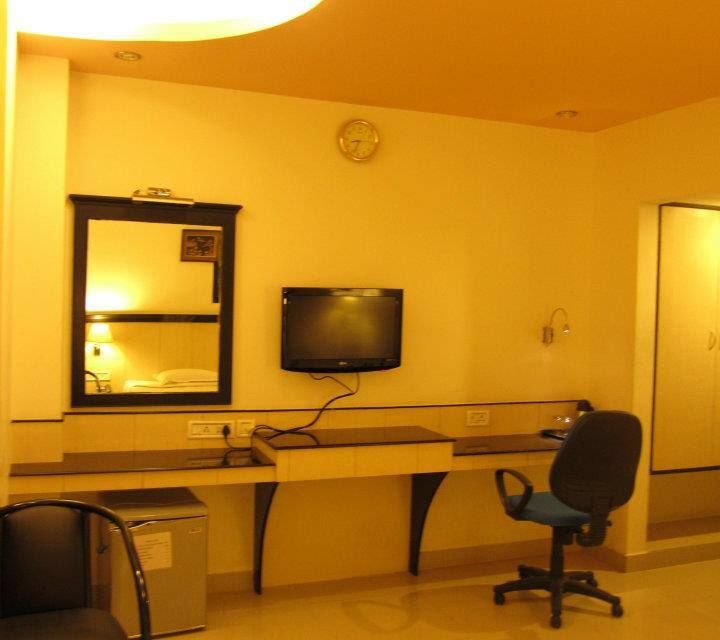 Shrie Shaanth Deluxe AC 8